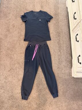 FIGS Scrub Set with Pink Drawstring